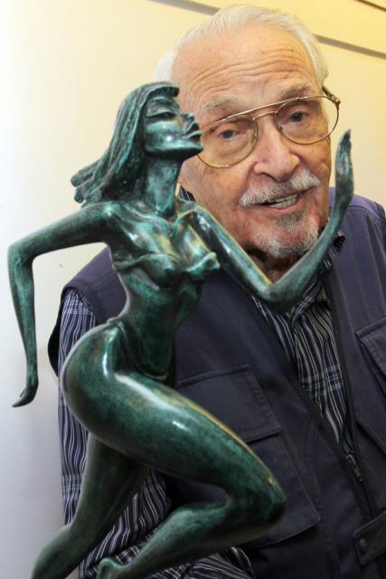 Lan entrega escultura  Patrcia Amorim